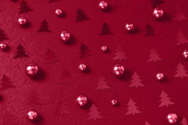 2023 Viva Magenta yılının modaya uygun renginde inciler ve Noel ağacı folyo konfetisi. Yaratıcı soyut arka plan. Kış, Noel, yeni yıl kutlaması konsepti. Tatil düzlemi