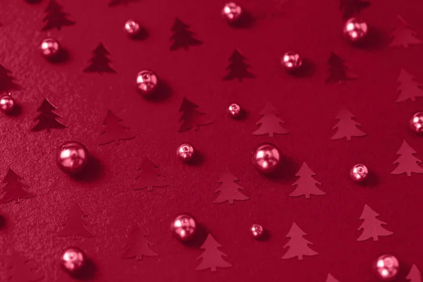 在2023年的Viva Magenta中 珍珠和圣诞树用的是时髦的色彩 创造性的抽象背景 圣诞节 新年庆祝的概念 假日公寓布局 图库图片