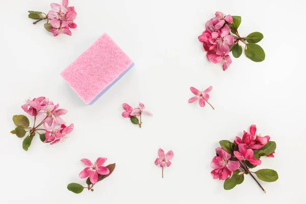粉红和紫色海绵 用于在白色背景上用鲜花清洁和洗碗 家务活概念 春季清洁厨房 清洁和新家概念的配件 图库图片
