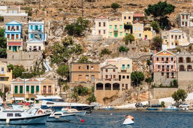 Symi Adası Oniki Ada, Yunanistan için Yelkenli tekne ile Yalos bağlantı noktası olarak adlandırılır ve deniz manzarası panoramik manzarasına sahip olan geleneksel renkli evler.