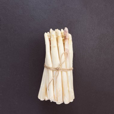 Bir demet beyaz kuşkonmaz aşçılık için hazır.