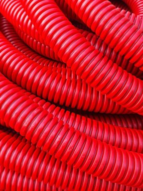 Kırmızı plastik tüplerin detaylı görüntüsü bir şablona sarılmış.