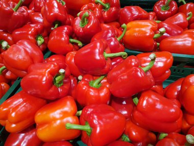 Piyasada parlak kırmızı ve turuncu dolmalık biberler