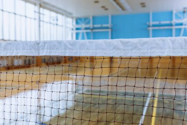 Badminton Net 'li Boş Salon Spor Arenası, Atletizm ve Eğlence Alanlarının Vurgulanması.