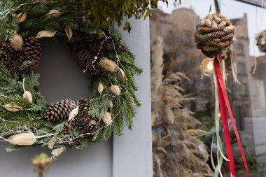 Noel Tatili Çelengi ve Zarif Açık Hava Gösterimi Dekorasyonları