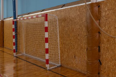 Spor Salonu 'nda tahta duvarlı kale direği, Takım Çalışmaları için kırmızı ve beyaz ağ.