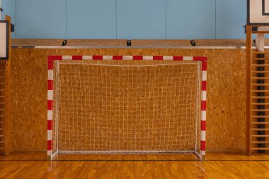 Okul Spor Salonunda Ahşap Zemin ve Ekipmanlı Kapalı Futbol Golü.