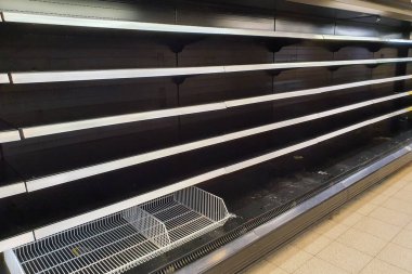 Ürünsüz boş market rafları
