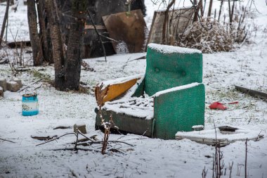 Kışın terk edilmiş eski bir avlu, güzel bir koltuğu var.