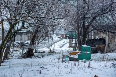 Kışın terk edilmiş eski bir avlu, güzel bir koltuğu var.