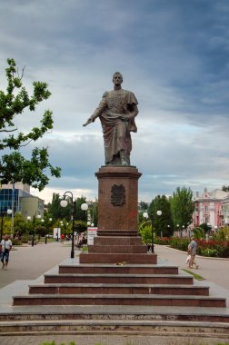 Şehir koşullarında anıtın fotoğrafı.