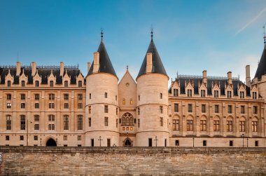 Paris 'te cam pencereleri ve balkonları olan yaşlanmış gri bir konut binasının dışı..