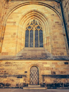 Prag 'ın tarihi mimarisinin manzarası, karakteristik kırmızı kiremitli çatıları olan antik binalardan oluşan bir panorama sergiliyor. Bu görüntü, Çek başkentinin iyi korunmuş medyası ile ünlü eşsiz cazibesini ve zamansız güzelliğini yansıtıyor.