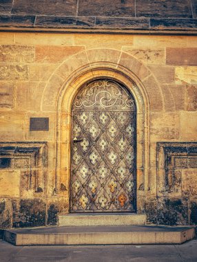 Eski Avrupa kapılarını yakalayan sanatsal fotoğraf koleksiyonu. Her kapı, oyulmuş ahşap, süsleme, taş çerçeveleme ve sembolik yazıtlarla geçmiş yüzyılların ruhunu yansıtıyor. Bu kapılar tarihi, kültürü ve zanaatkarları temsil ediyor.