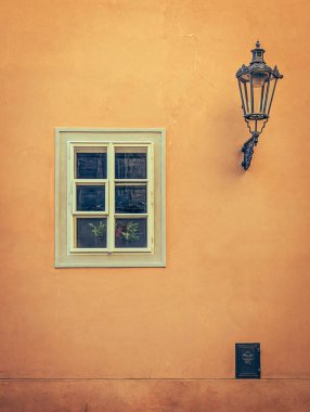 Prag 'ın tarihi mimarisinin manzarası, karakteristik kırmızı kiremitli çatıları olan antik binalardan oluşan bir panorama sergiliyor. Bu görüntü, Çek başkentinin iyi korunmuş medyası ile ünlü eşsiz cazibesini ve zamansız güzelliğini yansıtıyor.