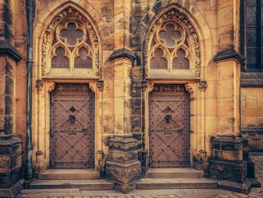 Eski Avrupa kapılarını yakalayan sanatsal fotoğraf koleksiyonu. Her kapı, oyulmuş ahşap, süsleme, taş çerçeveleme ve sembolik yazıtlarla geçmiş yüzyılların ruhunu yansıtıyor. Bu kapılar tarihi, kültürü ve zanaatkarları temsil ediyor.