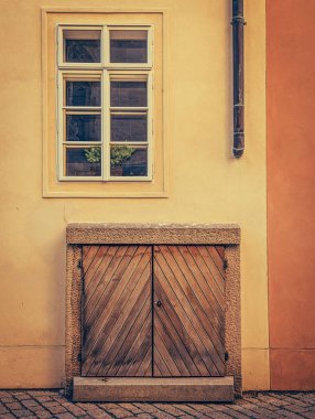 Eski Avrupa kapılarını yakalayan sanatsal fotoğraf koleksiyonu. Her kapı, oyulmuş ahşap, süsleme, taş çerçeveleme ve sembolik yazıtlarla geçmiş yüzyılların ruhunu yansıtıyor. Bu kapılar tarihi, kültürü ve zanaatkarları temsil ediyor.