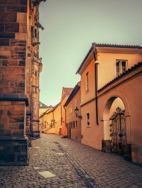 Prag 'ın tarihi mimarisinin manzarası, karakteristik kırmızı kiremitli çatıları olan antik binalardan oluşan bir panorama sergiliyor. Bu görüntü, Çek başkentinin iyi korunmuş medyası ile ünlü eşsiz cazibesini ve zamansız güzelliğini yansıtıyor.