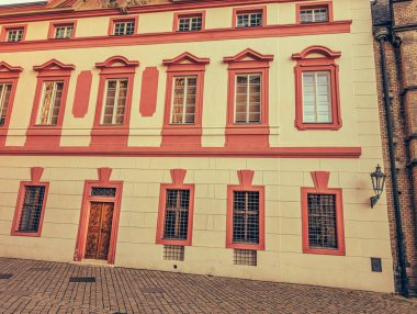 Prag 'ın tarihi mimarisinin manzarası, karakteristik kırmızı kiremitli çatıları olan antik binalardan oluşan bir panorama sergiliyor. Bu görüntü, Çek başkentinin iyi korunmuş medyası ile ünlü eşsiz cazibesini ve zamansız güzelliğini yansıtıyor.