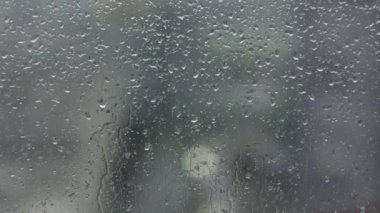Pencere camına yağmur damlaları