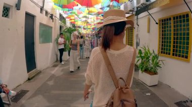 GEORGETOWN, PENANG; MALAYSIA, 11 Ocak 2025: Asyalı kız Georgetown 'da popüler Ermeni caddesinde yürüyor, 11 Şubat 2025' te Malezya 'da popüler turistik konum.