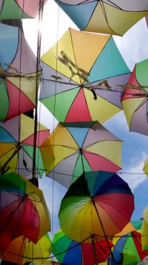 Sokaktaki dekoratif renkli şemsiyeler