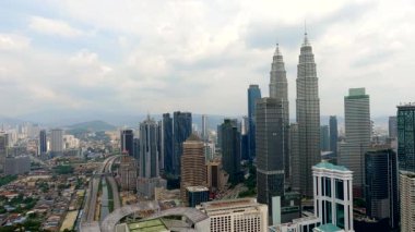 Petronas İkiz Kuleleri, popüler dönüm noktası ve turistik eğlence merkezi.