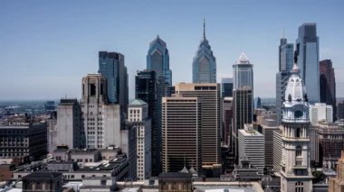 POV zamanaşımı Philadelphia şehir merkezinin gündüz görüntüsünü yakaladı.