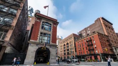 New York - ABD - 15 Temmuz 2024: Turist uğrayıp Ladder 8 itfaiye binasının önünde fotoğraf çekiyor. Dış görünüşü doğaüstü komedi serisi Hayalet Avcıları ile ünlüdür..
