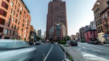 New York - ABD - 15 Temmuz 2024: Tribeca Aşağı Manhattan 'daki 6. Cadde ve Kilise Caddesi' nde sabah trafiği