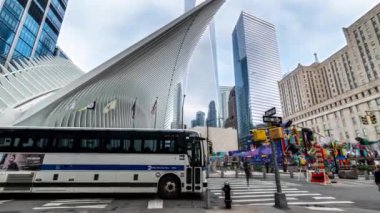 New York Şehri - ABD - 15 Temmuz 2024: Oculus Dünya Ticaret Merkezi önündeki Kilise Caddesi 'nde sabah trafiği