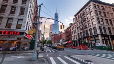 New York - ABD - 12 Ağustos 2024: Batı Broadway 'in sokak anlayışı ve Thomas Caddesi Tribeca Aşağı Manhattan New York' ta gün batımında