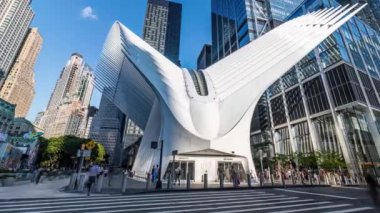 New York - ABD - 13 Ağustos 2024: Aşağı Manhattan 'da güneşli bir öğleden sonra Dünya Ticaret Merkezi Oculus' un önündeki yoğun trafik