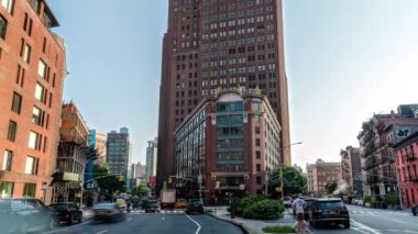 New York - ABD - 15 Temmuz 2024: Tribeca Aşağı Manhattan 'daki 6. Cadde ve Kilise Caddesi' ndeki sabah trafiğini yakınlaştır