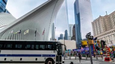 New York - ABD - 15 Temmuz 2024: Oculus Dünya Ticaret Merkezi önündeki Church St 'de sabah trafiğini yakınlaştır