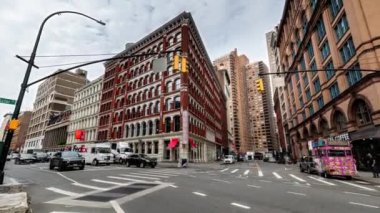 New York - ABD - 17 Temmuz 2024: Lafayette Caddesi ve NoHo 'daki Astor Pl' de sabah trafiğini yakınlaştır