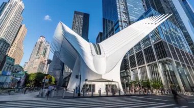 New York - ABD - 13 Ağustos 2024: Aşağı Manhattan 'da güneşli bir öğleden sonra, Dünya Ticaret Merkezi Oculus' un önündeki yoğun trafikte yakınlaş