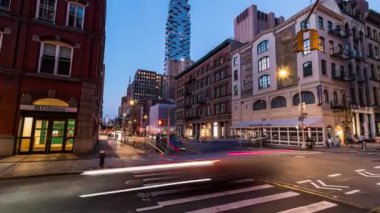 New York - ABD - 13 Ağustos 2024: Batı Broadway ve Reade Caddesi 'nde yoğun trafiğe zum yapın Tribeca Lower Manhattan New York City' de alacakaranlıkta