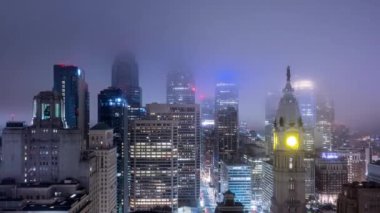 Philadelphia PA - ABD - 21 Mayıs 2024: Philadelphia PA binasının üzerinden gece yarısı sisi geçişi