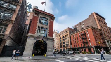 New York - ABD - 15 Temmuz 2024: Turist uğrayıp Ladder 8 itfaiye binasının önünde fotoğraf çekiyor. Dış görünüşü doğaüstü komedi serisi Hayalet Avcıları ile ünlüdür.