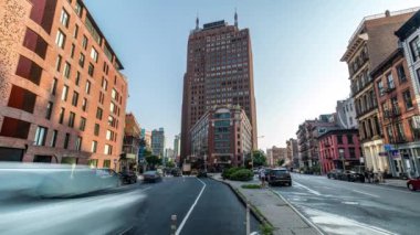 New York - ABD - 15 Temmuz 2024: Tribeca Aşağı Manhattan 'daki 6. Cadde ve Kilise Caddesi' nde sabah trafiği