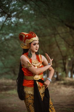 portrait young women presenting traditional Javanese dance movements