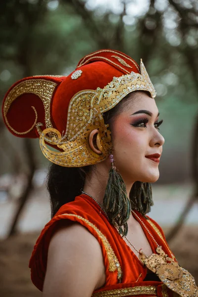 portrait young women presenting traditional Javanese dance movements