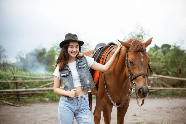 Gyönyörű Ázsiai Cowboy Lány Áll Mellett Szabadban Háttér — Stock Fotó