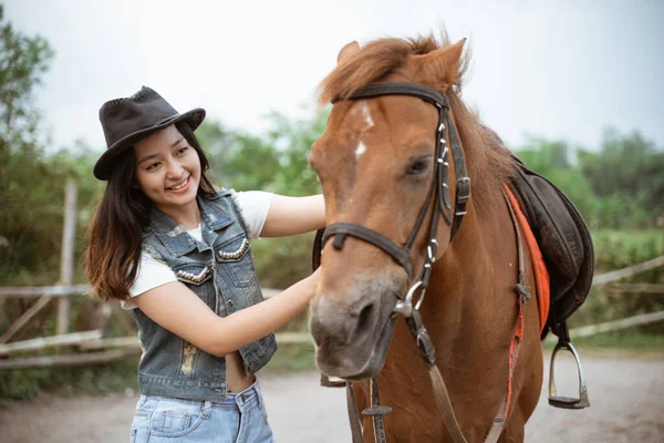 Gyönyörű Ázsiai Cowboy Lány Áll Mellett Szabadban Háttér — Stock Fotó