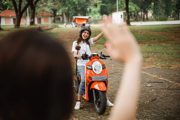 Étudiant Fille Sur Moto Agitant Lors Rencontre Son Ami Dans — Photo