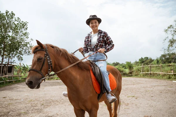 Gyönyörű Cowboy Kalap Gazdaság Gyeplő Lovon Farmon — Stock Fotó