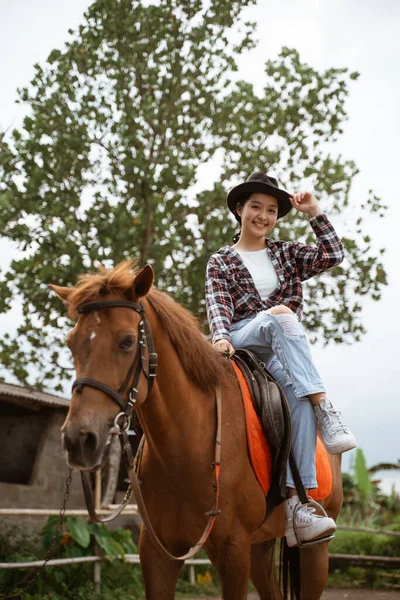 Gyönyörű Cowboy Lány Mosolyog Lovon Szabadban Háttér — Stock Fotó