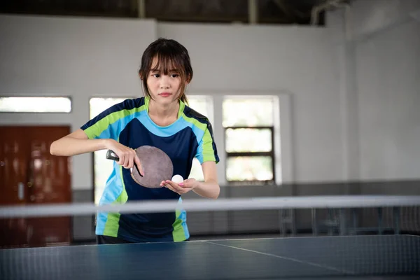 Жіночий Азіатський Спортсмен Тримає Весло Готується Служити Столом Пінг Понг — стокове фото