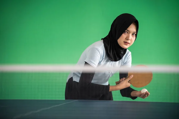 Молода Азіатська Дівчина Хіджабі Подає Під Час Гри Пінг Понг — стокове фото
